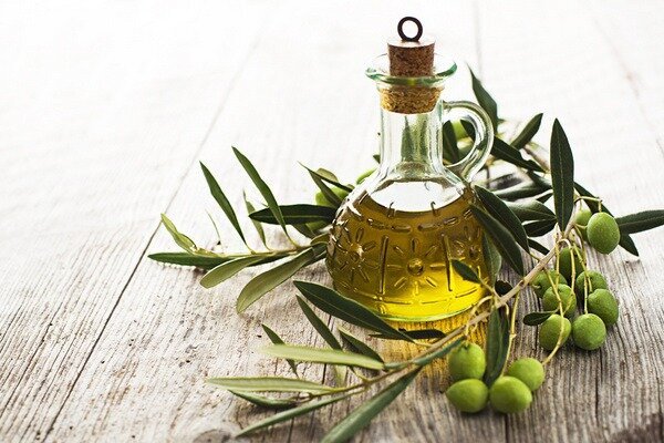 Puszka oliwy z oliwek jest znacznie tańsza niż produkty specjalne, wystarczy na wiele lat (fot. Naturalvitality.com)