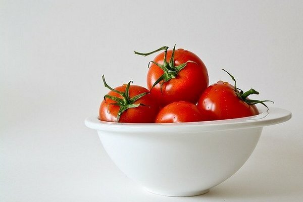 Zaleca się spożywanie świeżych pomidorów, ponieważ po obróbce cieplnej cholina ulega zniszczeniu (Zdjęcie: pixabay.com)