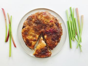 Pie "inside-out", który jest popularny we Francji. Przepis tatena tarta rabarbar