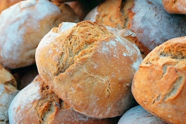 Nawiasem mówiąc, chleb można zamrozić, a następnie rozmrozić i upiec w piekarniku z serem (Zdjęcie: pixabay.com)