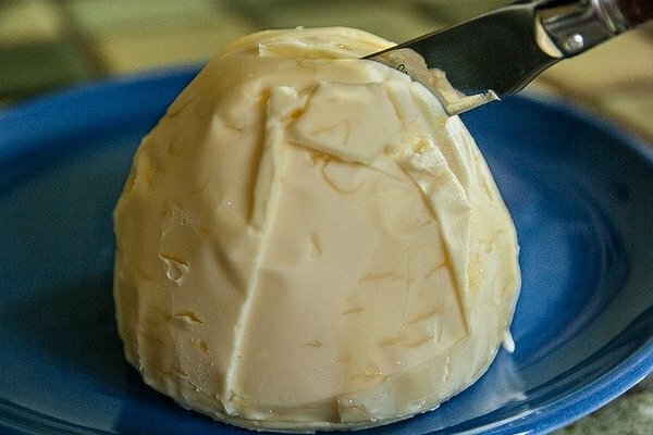 Używając zwykłego masła, można uniknąć szybkiego wchłaniania alkoholu do krwiobiegu. (Zdjęcie: Pixabay.com)