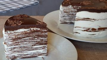 Czekoladowy naleśnik ciasto. Połączenie z delikatnym kremem i polewą czekoladową bogatym, daje niepowtarzalny smak tortu