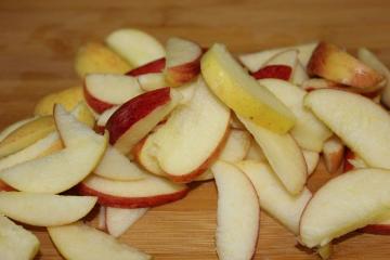 Usuń zacięcie z letnich jabłek „Amber”