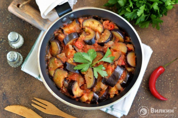 Duszony bakłażan z pomidorami, czosnkiem i ostrą papryką