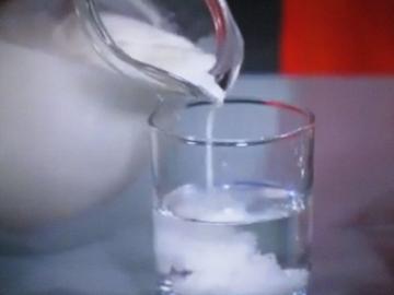 Jak łatwo i szybko określić, czy mleko rozpuszcza się w wodzie (3 sprawdzone sposoby)