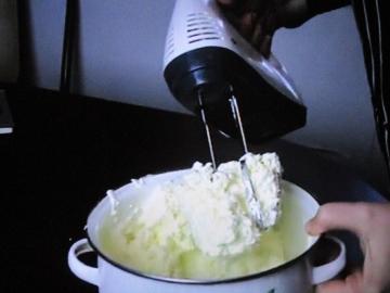 Babcia uczy, jak zrobić masło do domu Wołogdy