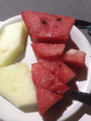Owoce. W hotelu zawsze było owoców: arbuz, kantalupa, śliwki, winogrona. 