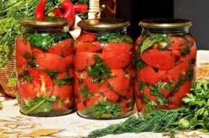 Krojone pomidory z ziołami i czosnkiem na zimę. ulubiony przepis