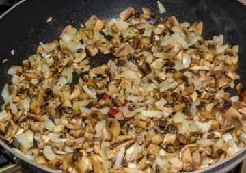 Gołąbki w niezwykły sposób: grzyby, sos warzywny i kwaśną śmietaną