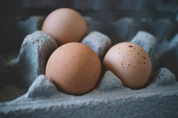 Sprytny sposób gotowania jaj, w których nie będą pękać