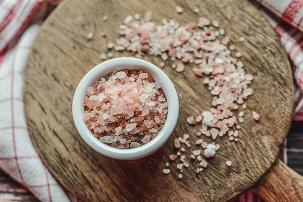 Najważniejsze, żeby nie spożywać więcej soli, niż jest to dozwolone (Zdjęcie: Pixabay.com)