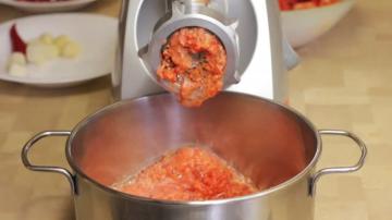 Pomidory z sosem chrzanowym na zimę bez gotowania. Przydatne smaczek „Gorlodor”
