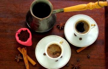 Kawa z cynamonem i delikatną pianką