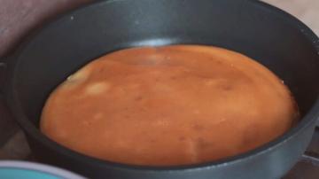 Szybka tortilla ser w garnku. leniwy khachapuri