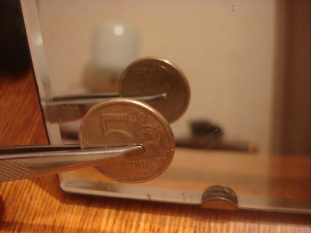 Zdjęcie zrobione przez autora (monety 5 rubla w odbiciu można zauważyć, że orzeł jest odwrócony)