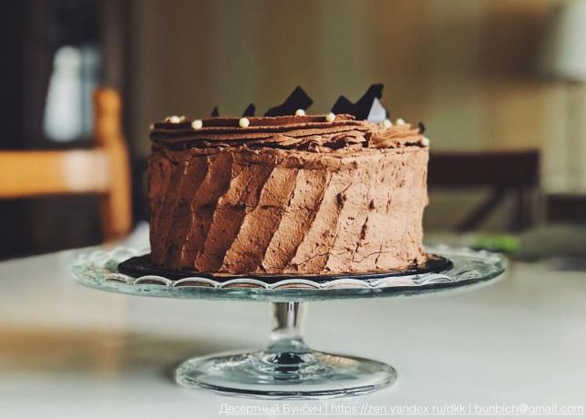 Oto ciasto może być wykonane z czekoladowego biszkoptu z kremem czekoladowym