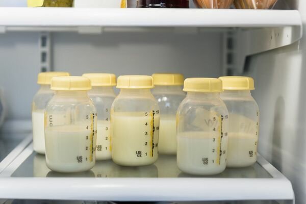 Mleko najlepiej przelać do szklanego naczynia i podgrzać w rondelku. (Fot. Verywellfamily.com)