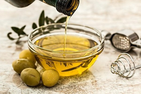 Oliwa z oliwek jest dla ciebie dobra, ale nie powinieneś jej używać zbyt często. (Zdjęcie: Pixabay.com)