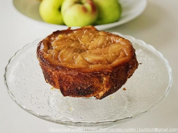 Ciasto przed podaniem przekręcić górną część jabłek. Odbijanie aby zobaczyć więcej zdjęć