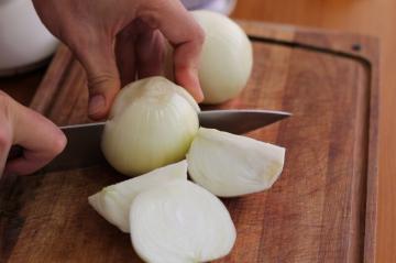 Jak wyciąć cebulę i nie płakać? 11 pomocnych wskazówek