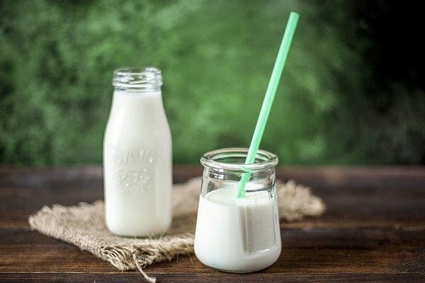 Każdy kefir zawiera pałeczki kwasu mlekowego, więc nie powinieneś przepłacać za nazwę (Zdjęcie: Pixabay.com)
