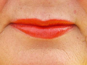 Czy użyć jasne szminki po 50, gdy usta były cienkie: widok z make-up artist