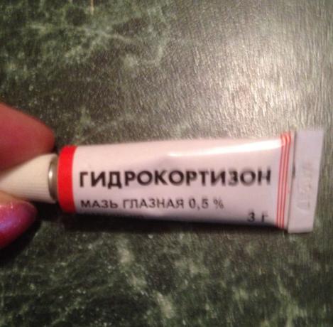Kolejny „penny” środki z apteki. Cena 25-35 rubli. Hydrokortyzon - hormon lek, więc z nim zbyt ostrożnie, nie częściej niż raz w miesiącu. Z tym produktem walczę z kurzych łapek wokół oczu. To pomaga!