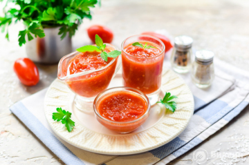 Sos pomidorowy z pomidorami, papryką i czosnkiem