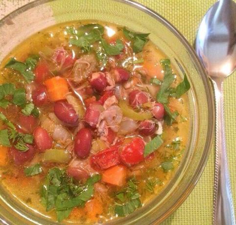 Ta zupa jest nazywany znakiem rozpoznawczym Bułgarii, a smak i korzyści z niego nie jest gorsza od naszej barszczu.