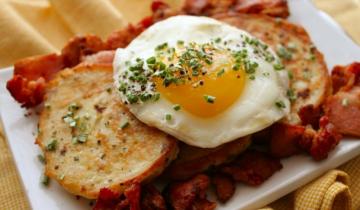 Najlepsze śniadanie: naleśniki z jajecznicą i boczkiem