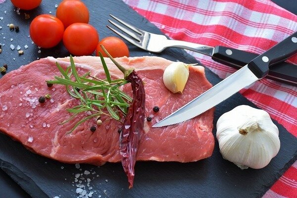 Kupuj kawałki gotowanego mięsa zamiast steków. (Zdjęcie: Pixabay.com)