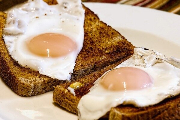 Nie zaleca się podgrzewania jajek, ponieważ sprawia to, że danie jest niebezpieczne. (Zdjęcie: Pixabay.com)