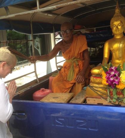 Nawiasem mówiąc, po wizycie w Big Buddha następnego dnia w hotelu, widziałem tylko taką mobilną „stację” z mnichem. On także wiąże się liny, pieniądze nie wymaga, ale postanowiłem umieścić przynajmniej jak nic.