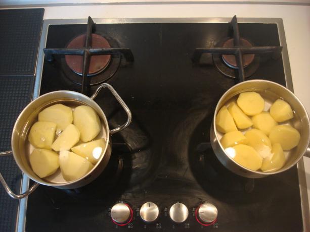 Zdjęcie zrobione przez autora (ziemniaki na piecu, aby po prawej stronie „Pyaterochka”, aby po lewej stronie „Magnit”)