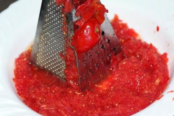 Cząber pieprz w pikantnym sosie pomidorowym