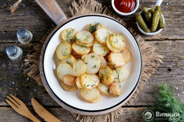 Smażone ziemniaki na patelni