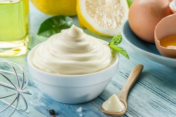 Przygotowanie majonezu domowej roboty jest łatwe i możesz być pewien jego jakości (fot. Thrfun.com)