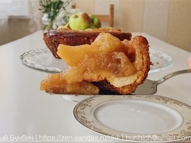 Kawałek ciasto z jabłkami i chleba. Charlotte w języku niemieckim